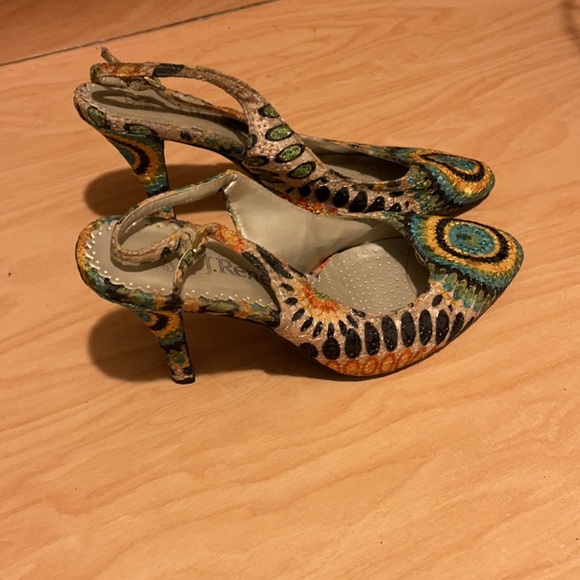 Fashionable J.Renee’ shoes in multiple colors. - Picture 3 of 4